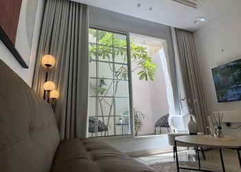 استديو بأثاث مريح وبسيط 