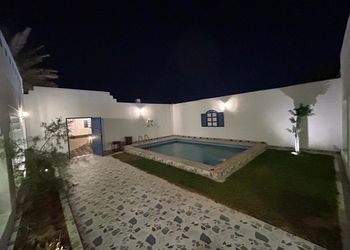 شاليه بمسطح اخضر ومسبح 