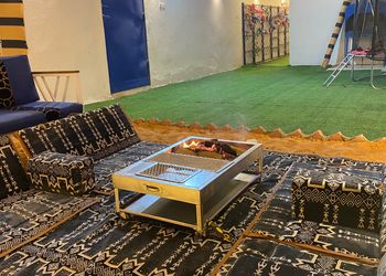 شاليه بمسطح اخضر وجلسة خارجية 