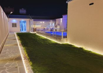 شاليه بمسطح اخضر ومسبح 