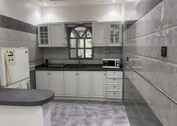 شاليه بصالة مطلة على المسبح 