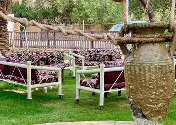 مزرعة بمسطحات خضراء وجلسة خارجية