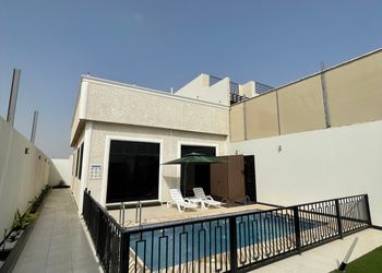 فيلا بمسبح خارجي وجلسة خارجية 