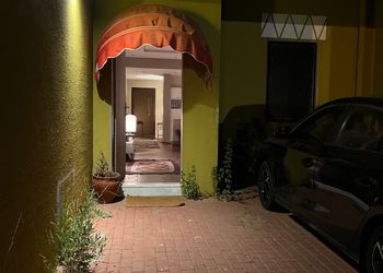 شقة بصالة وغرفة نوم وبأثاث مريح