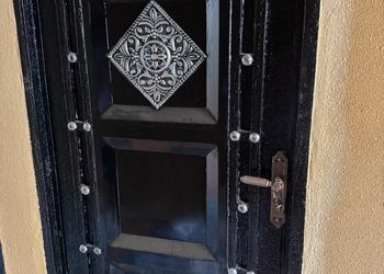 استديو بسرير ماستر وأثاث مريح 