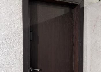 غرفة بسرير مريح وأثاث بسيط