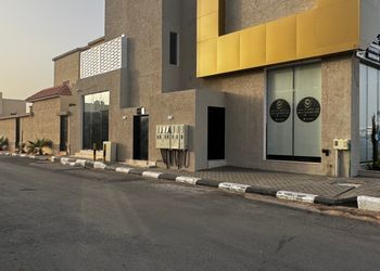 شقة بغرفة معيشة وغرفتين نوم 