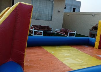 شاليه بمسطح اخضر وجلسة خارجية