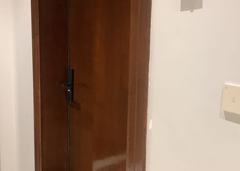 شقة بصالة وثلاث غرف نوم