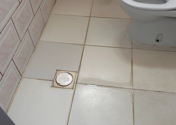 شقة بصالة ومجلس وغرفتين نوم 