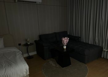 استديو بسرير ماستر وجلسة جانبية 