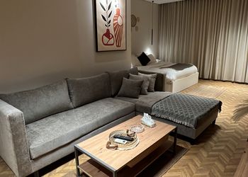 استديو بأثاث مريح وبسيط