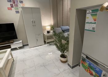 استديو بسرير مريح وأثاث بسيط