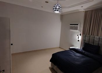 شقة بغرفتين نوم وصالة
