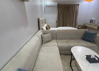 استديو بأثاث مريح وبسيط 