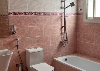 شقة بصالة وثلاث غرف نوم 
