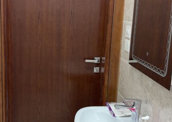 استديو بسرير ماستر وأثاث مريح 