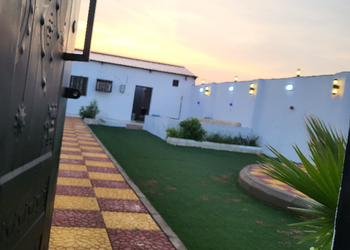 استراحة بمسطح اخضر  وصاله جلوس 