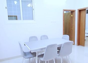 شقة بثلاث غرف نوم وصالة مريحة 