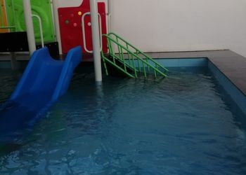 كوخ بجلسة مطلة على المسبح 