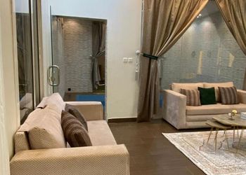 شاليه بمسطح اخضر وجلسة خارجية
