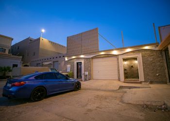 استراحة بملعب كرة قدم و مسبح