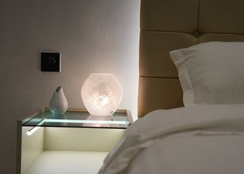 استديو بأثاث مريح وبسيط 
