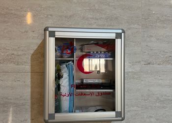 شقة بصالة وثلاث غرف نوم 