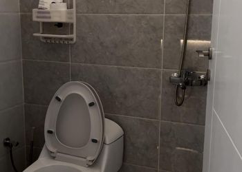 شقة بصالة أنيقة وغرفتين نوم