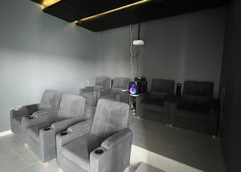 شاليه بصالةتطل على مسبح خارجي