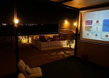كرفان بإطلالة برية وجلسة خارجية 