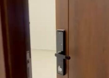 شقة بصالة مريحة وثلاث غرف نوم 