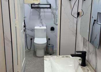 شقة بصالة وثلاث غرف نوم