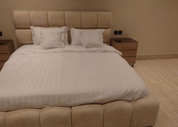 شقة فاخرة بصالة و أربع غرف نوم