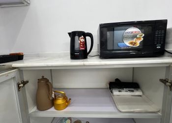 شقة بجلسة خارجية وصالة مريحة 