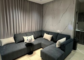 استديو بتصميم أنيق وسرير مريح