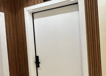 استديو بسرير ماستر وجلسة مريحة 