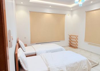 غرفة بسريرين مفردة داخل مزرعة 