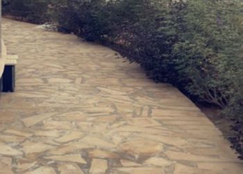 استراحة بمسطح اخضر وجلسه خارجيه