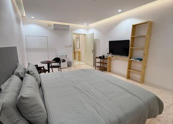استديو بسرير مريح وأثاث بسيط