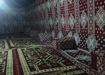 مخيم ببيت شعر وجلسة خارجية 