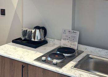 استديو بأثاث مريح وبسيط 