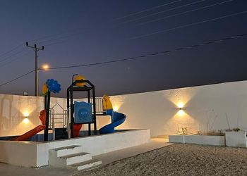 شاليه بألعاب مائية وصالة جلوس