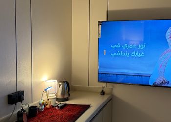 شقة بغرفة معيشة وغرفة نوم 