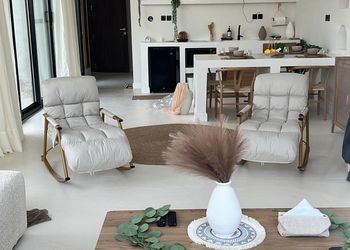 شاليه بجلسة تطل على مسبح خارجي 