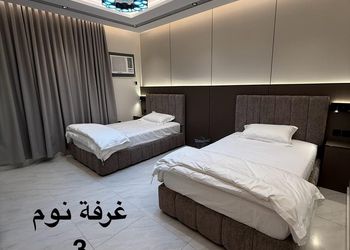 شقة بصالة وثلاث غرف نوم وسينما 