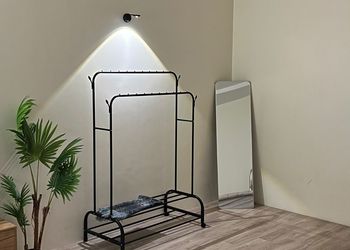 استديو بأثاث مريح وبسيط 