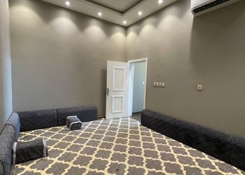 شالية بمجلس مطل على الفناء الخارجي 