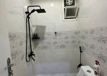 غرفة بسرير ماستر