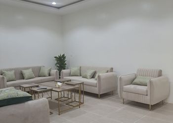 شاليه بجلسة تطل على مسبح خارجي 
